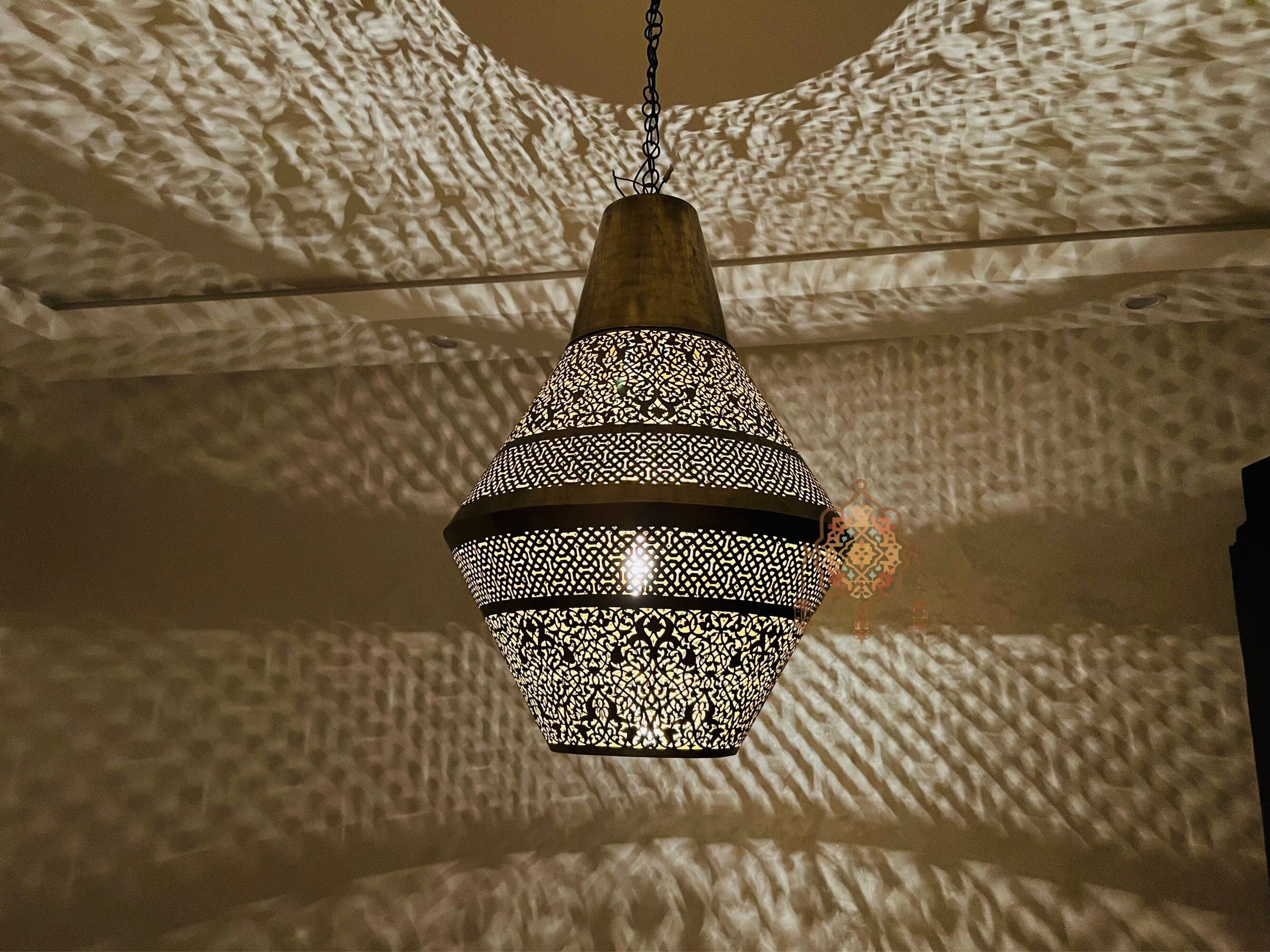 Handmade Moroccan Brass Pendant Lamp: Timeless Décor