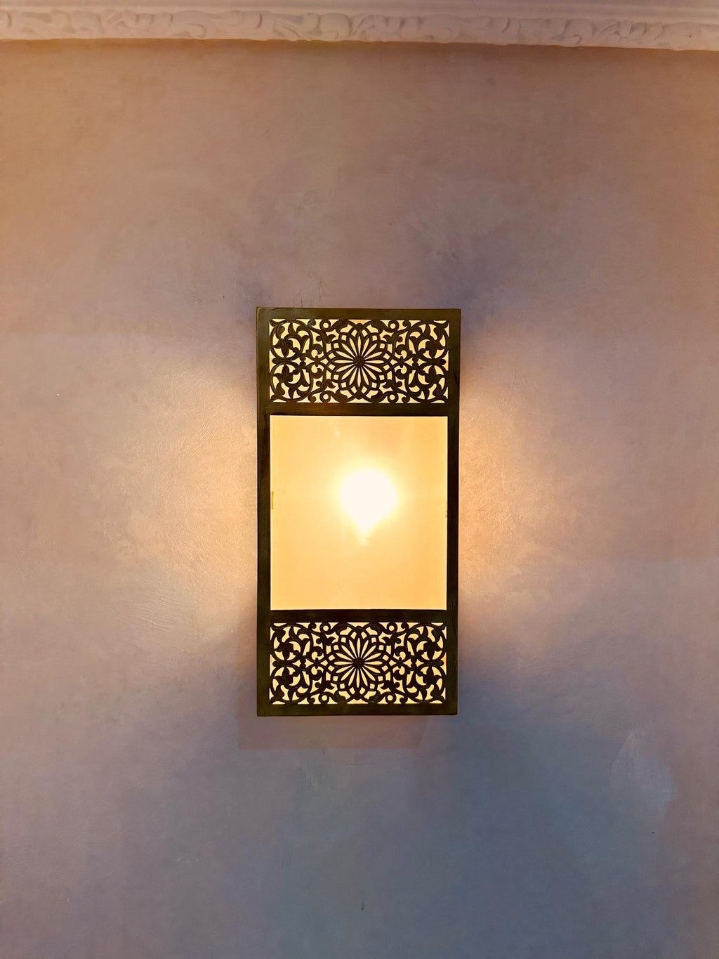 Handmade Moroccan Brass Wall Lamp: Elegant Home Lighting