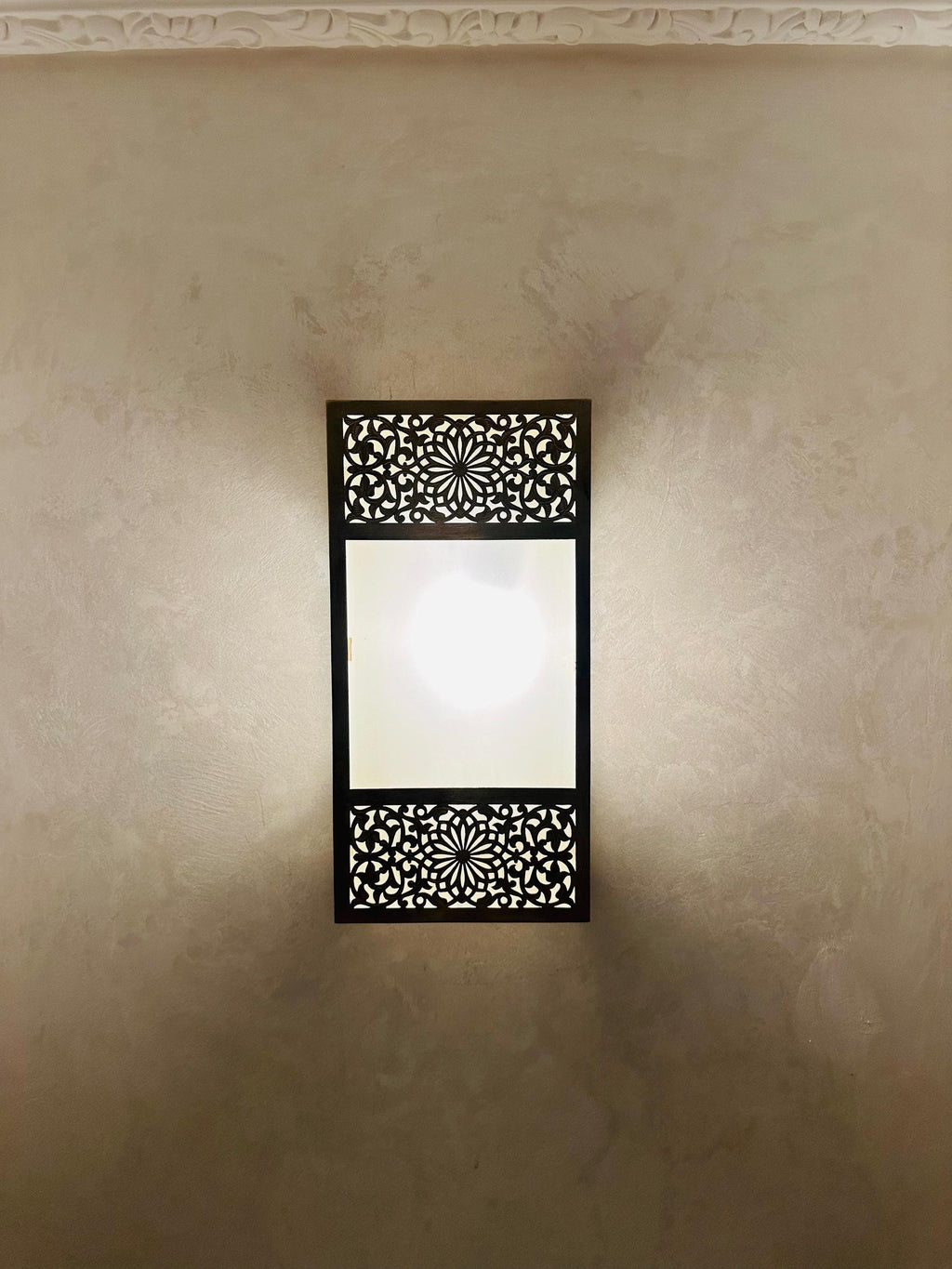 Handmade Moroccan Brass Wall Lamp: Elegant Home Lighting