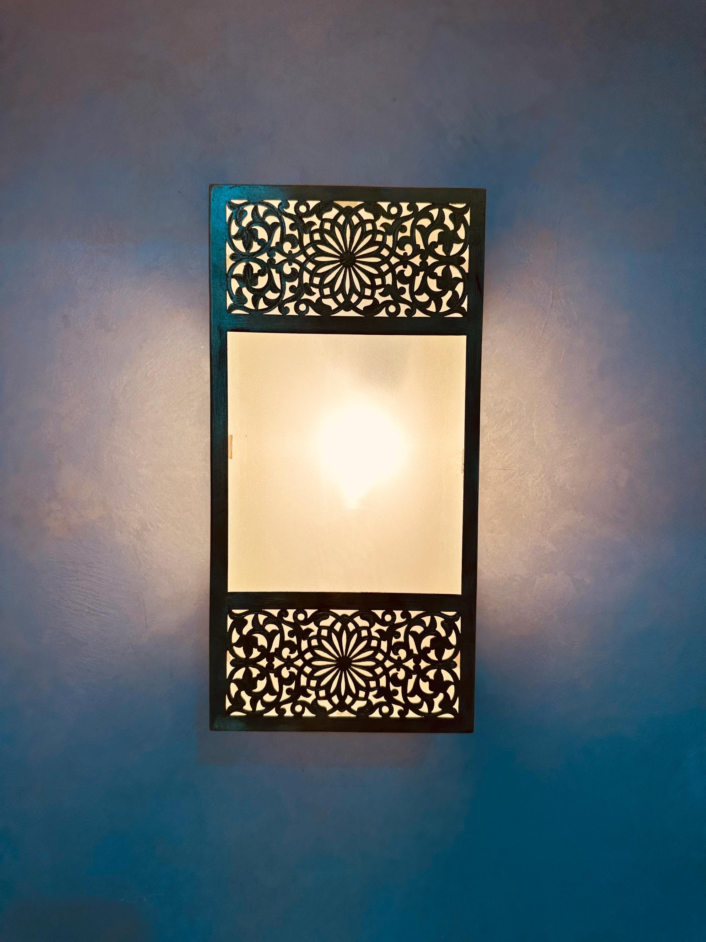 Handmade Moroccan Brass Wall Lamp: Elegant Home Lighting