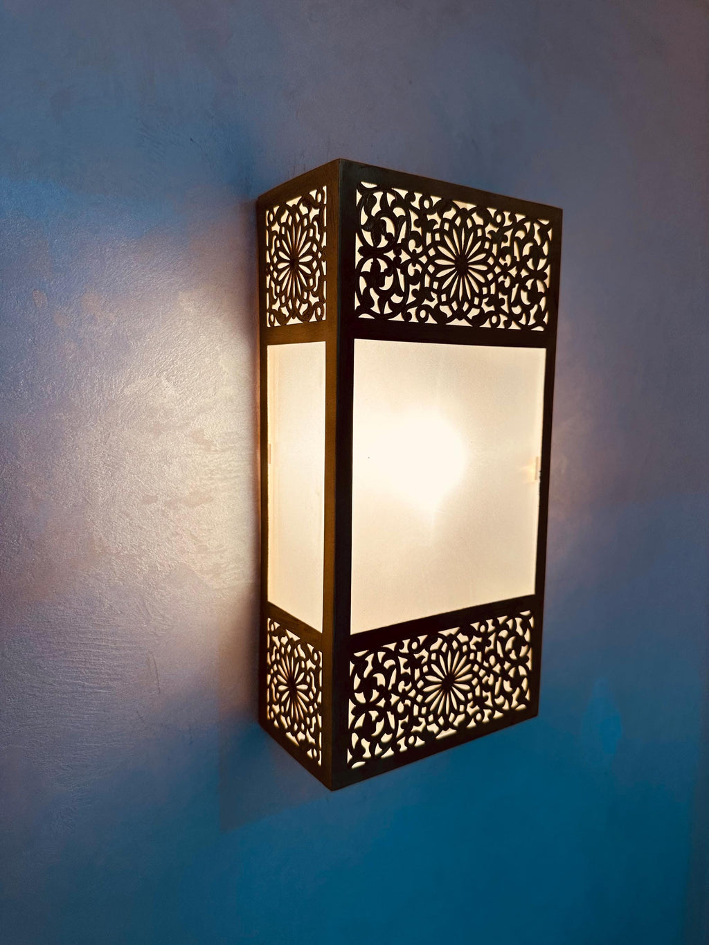 Handmade Moroccan Brass Wall Lamp: Elegant Home Lighting