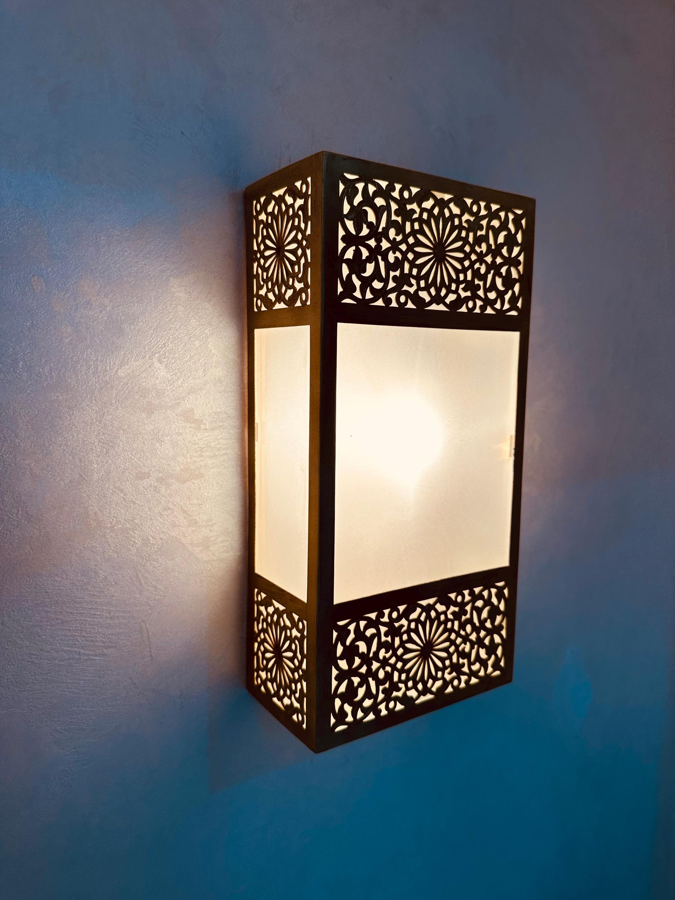 Handmade Moroccan Brass Wall Lamp: Elegant Home Lighting